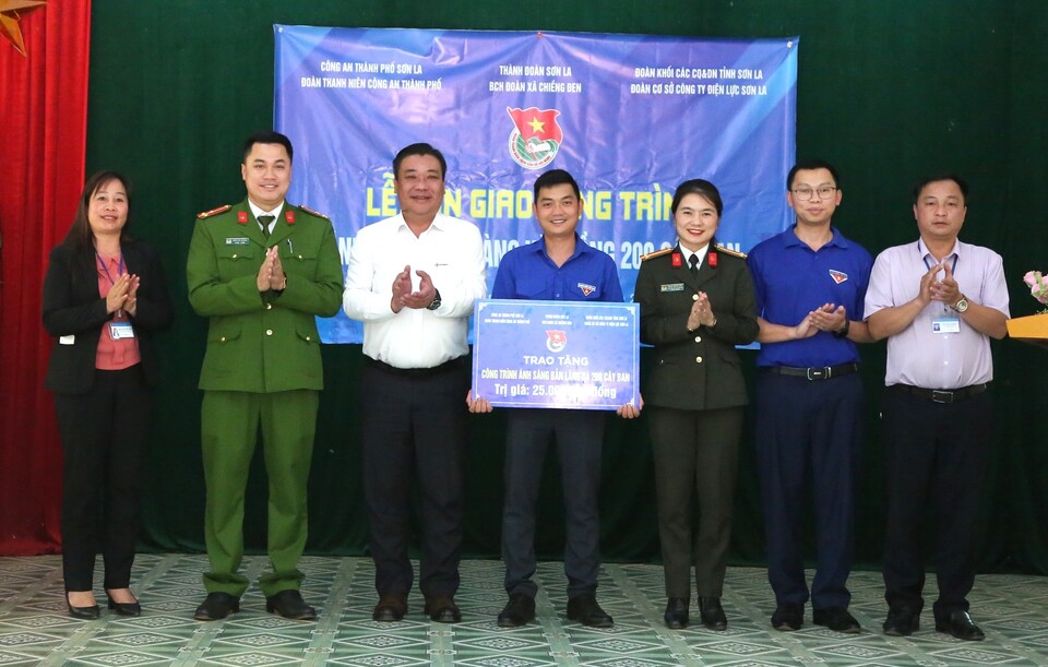 Đoàn thanh niên PC Sơn La Trao tặng công trình ánh sáng bản làng
